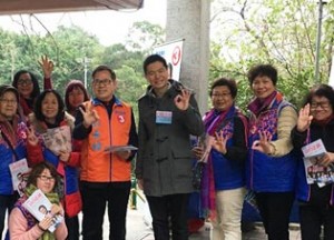 圖:周浩鼎(右五)昨日到沙田穗禾苑與市民交談