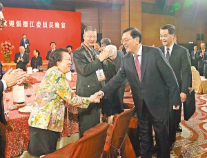 新華社照片,香港,2016年5月18日 張德江參加香港社會各界歡迎晚宴併發表講話 5月18日晚,全國人大常委會委員長張德江在香港會展中心參加香港社會各界歡迎晚宴併發表講話。這是張德江與出席晚宴的嘉賓親切握手交談。 新華社記者劉衛兵攝