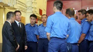 中聯辦主任張曉明傍晚到觀塘消防局,弔唁兩名殉職消防員。- (大公報記者麥潤田攝)