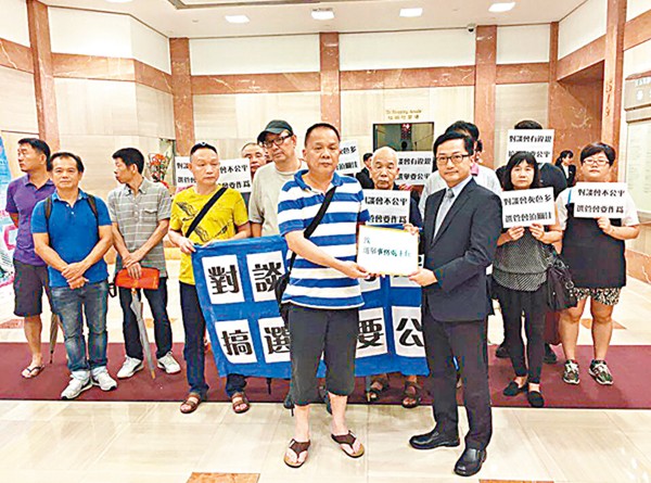 有市民昨日自發到選管會請願，批評「對談會」根本就是「配票大會」和「拉票大會」，要求選管會制止「對談會」繼續進行。