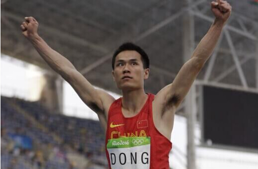 董斌舉雙手慶祝