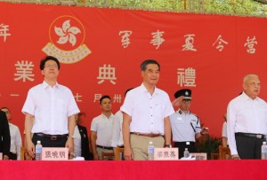 第十二屆「香港青少年軍事夏令營」昨日迎來了結業典禮，500多位「小兵」結束一連15日的軍旅生活。在烈日高溫下，進行了步操和軍體拳匯報表演，並用嘹亮的軍歌向到場的嘉賓和親友們「匯報」了他們的收穫和成長。行政長官梁振英在致辭中表示，我們的下一代就是香港的未來，每年的軍事夏令營在給同學們獨特經歷的同時，培養了獨立、堅毅、團結、協作的精神。　 圖：右起，董建華、梁振英、張曉明出席結業禮/大公報記者何嘉駿攝