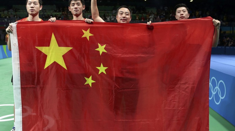 乒乓男團和教練劉國樑(右二)共舉國旗
