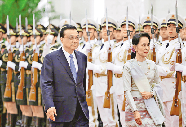 李克強在北京人民大會堂北大廳舉行儀式，歡迎來華進行正式訪問的緬甸國務資政昂山素姬。 路透社