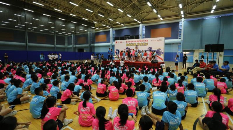 四名國家精英運動員昨日與來自十間學校近400名小學生交流/大公報記者 何嘉駿攝
