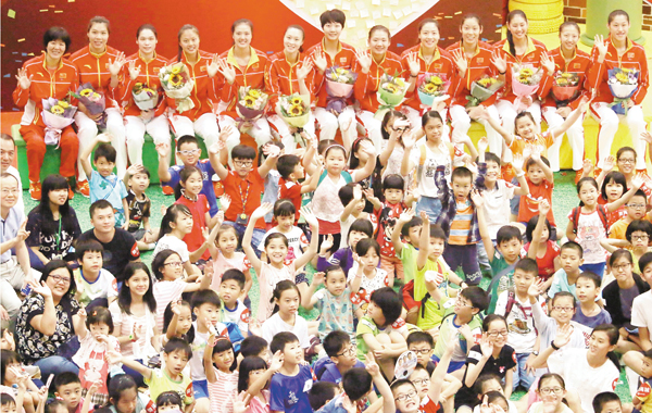 內地奧運精英代表團中國女排選手在奧海城商場與本港市民交流互動。彭子文 攝
