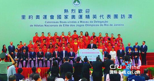 崔世安代表特區政府向代表團贈送1，400萬澳門元獎金支票。中新社