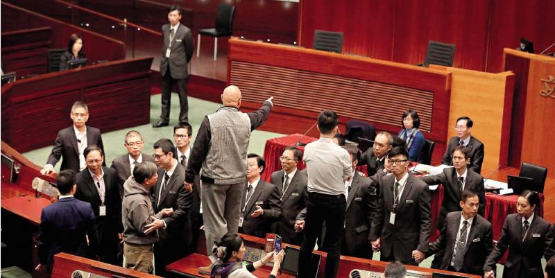 圖：反對派議員以冗長重複的發言「拉布」，甚至以暴力手段阻礙議會運作 /資料圖片