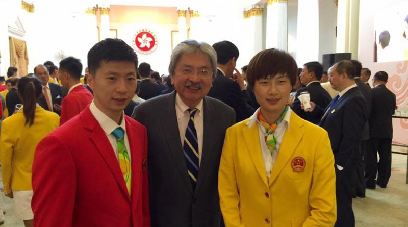 曾俊華（中）在歡迎國家運動員的酒會上與馬龍（左）、丁寧（右）合影