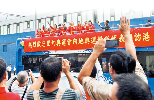 女排隊員乘開篷巴士穿越城區，沿途與市民相互揮手致意。 曾慶威 攝