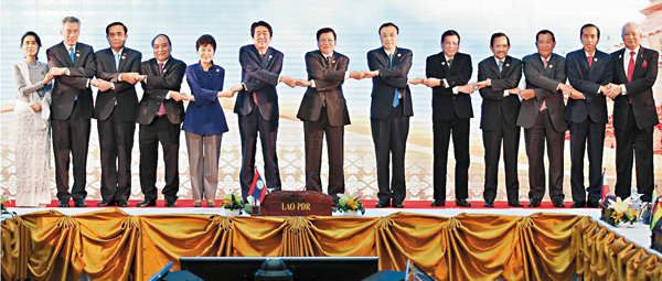 李克強在萬象國家會議中心出席第十九次東盟與中日韓（10+3）領導人會議，東盟十國領導人以及日本首相安倍晉三、韓國總統朴槿惠共同出席。 中新社