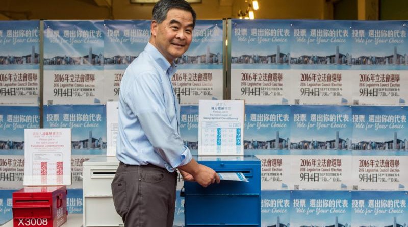 梁振英昨早到中西區高主教書院投票，其後會見傳媒時說，選舉中的民主體現在自由選擇
