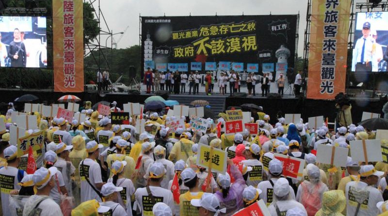 十二日台灣觀光業者約兩萬人冒雨上街遊行，最後匯聚台北凱達格蘭大道，向台當局提出「要生存、有工作、能溫飽」強烈訴求 中新社