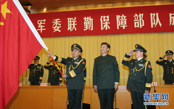 習近平逐一將軍旗授予武漢聯勤保障基地司令員李士生、政治委員殷志紅和無錫、桂林、西寧、沈陽、鄭州聯勤保障中心主任、政治委員。