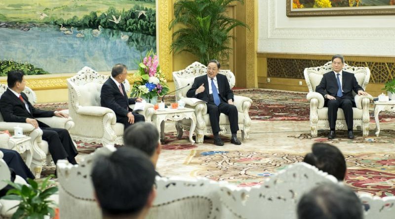 中共中央政治局常委、全國政協主席俞正聲（右二）18日在北京人民大會堂會見台灣縣市長參訪團\新華社