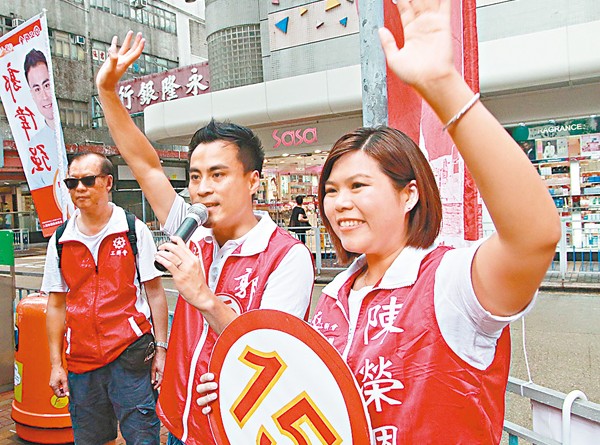 郭偉強向街坊熱情揮手並握手致意。 彭子文 攝