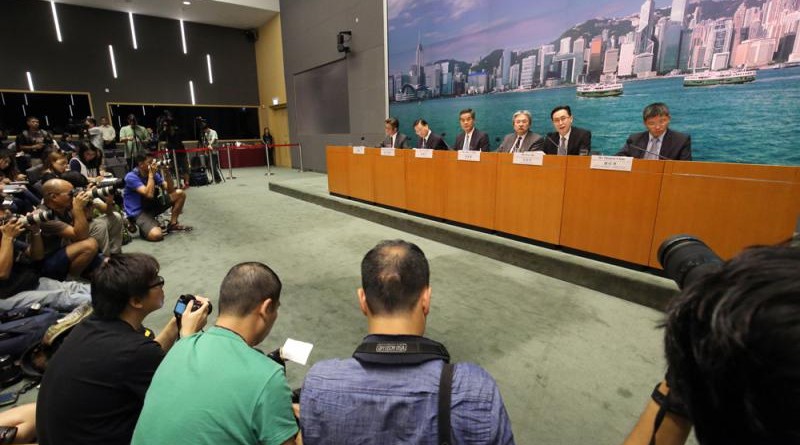 行政長官梁振英聯同財政司司長曾俊華及運輸及房屋局局長張炳良等官員，昨日下午就橫洲發展計劃舉行記者會\大公報記者麥潤田攝