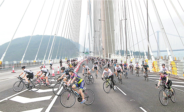 多名健兒馳騁汀九橋。 彭子文 攝