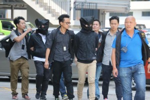 探員押送涉恐嚇朱凱迪案的兩名男子返署調查\大公報記者周慶邦攝