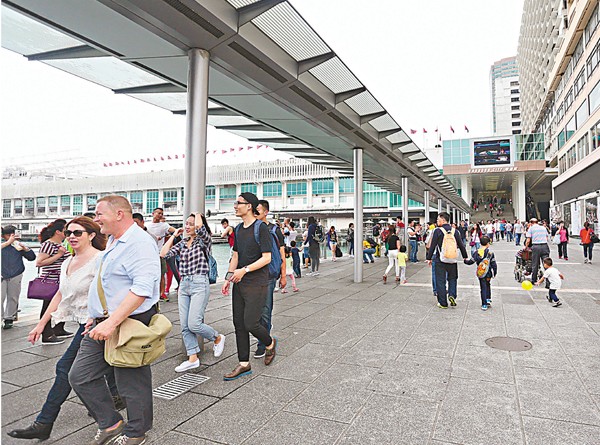 受打風與奧運「夾擊」，8月訪港內地客減少。圖為尖沙咀海旁一帶人頭湧湧的情況不復再。 資料圖片