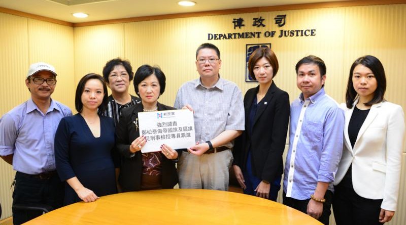 葉劉淑儀和容海恩聯同多位區議員及市民，昨到律政司要求就鄭松泰涉嫌侮辱國旗及區旗提出檢控