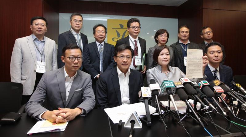 四名建制派「律師議員」張國鈞（前排左起）、何君堯、梁美芬及周浩鼎，昨聯同七名法律界人士在立法會召開記者會\大公報記者林少權攝
