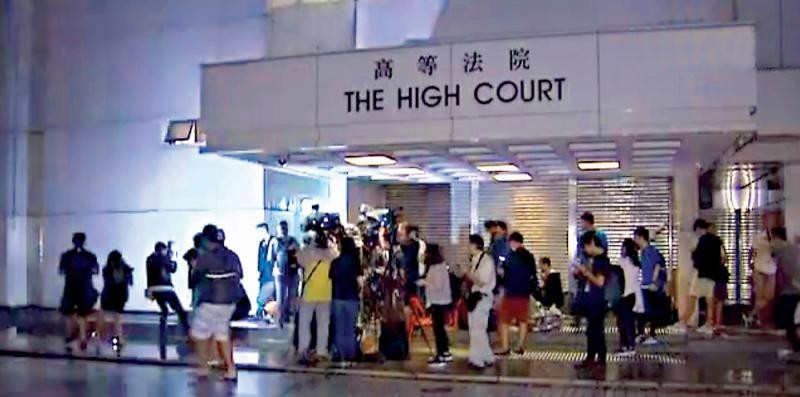 高等法院昨晚舉行緊急聆訊，研究律政司提出的緊急司法覆核及頒發禁制令禁止梁游二人再宣誓的申請。法庭聽取各方意見後，決定受理司法覆核，排期下月三日審理/電視圖片