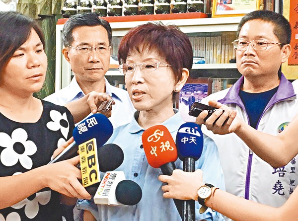 洪秀柱（中）表示，國民黨非執政黨沒辦法談和平協議，但要研究可行性。 資料圖片