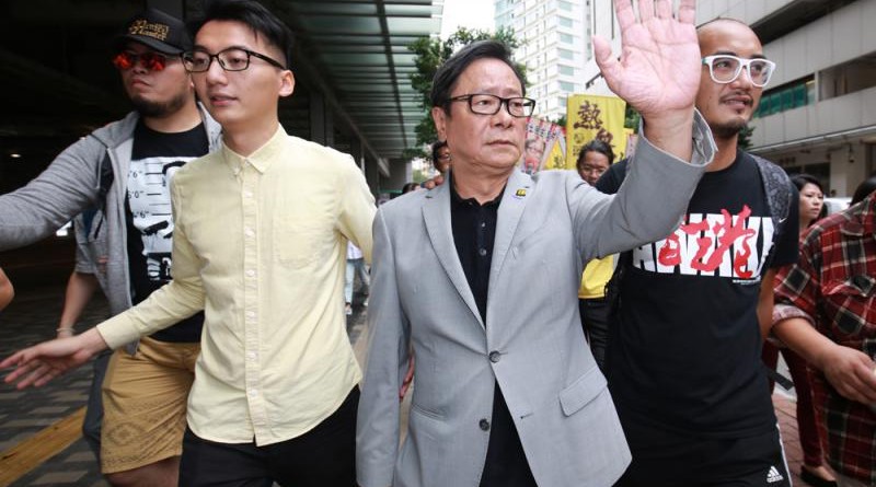 黃毓民（右二）掟玻璃杯襲擊特首罪成，判處即時監禁兩周，然而隨即以五千元保釋等候上訴\大公報記者 麥潤田攝