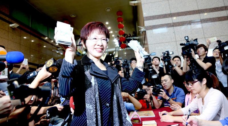 國民黨主席洪秀柱24日率先繳交新台幣20萬元特別黨費\中央社