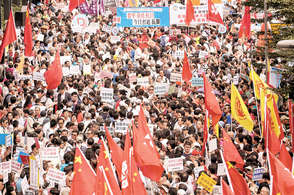 逾萬市民前日在立法會外集會，聲討游梁辱國辱族劣行，反對宣誓違法者進入議會，聲勢浩大。