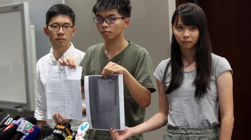 黃之鋒（中）與香港眾志成員昨晚召開記者會，交代被禁入境泰國經過\大公報記者黃洋港攝