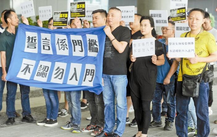 昨日，一些社會團體嚴詞譴責個別議員侮國言行，要求他們向市民道歉。當日亦有約20位市民到立法會外請願，批評反對派議員侮辱國人，擔憂議員於議事堂爆粗教壞小朋友。