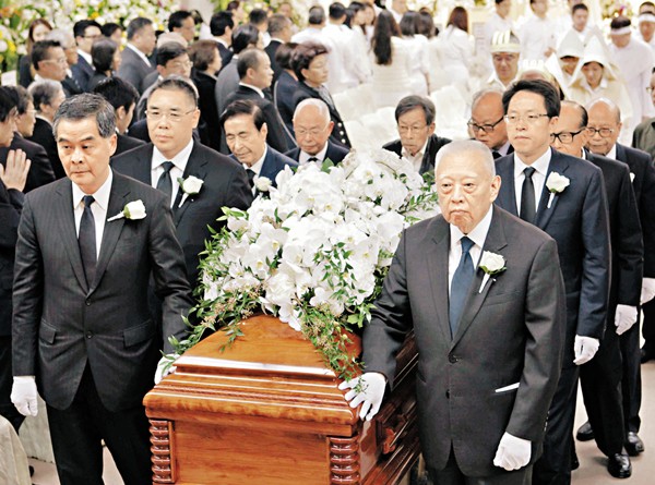 董建華（右）、梁振英（左）、張曉明（二排右）、崔世安、李嘉誠、李兆基、冼為堅、廖烈智八人扶靈。中通社
