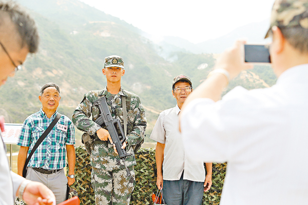 市民與駐港解放軍合影。 莫雪芝 攝