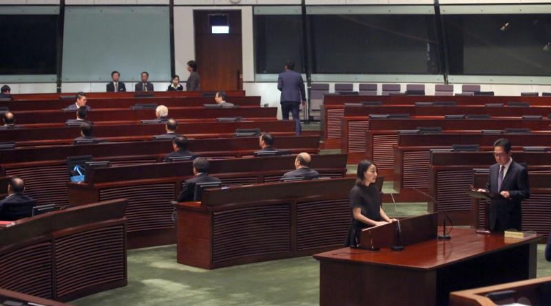 多名建制派議員在劉小麗宣誓時背對主席台，以示強烈不滿\公報記者黃洋港攝