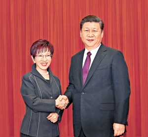 新華社照片,北京,2016年11月1日 習近平總書記會見中國國民黨主席洪秀柱 11月1日,中共中央總書記習近平在北京人民大會堂會見洪秀柱主席率領的中國國民黨大陸訪問團。 新華社記者 鞠鵬 攝