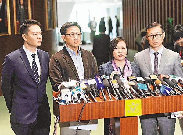 梁美芬（左三）指，鼓吹所謂「自決」與「港獨」者都不應獲准參與立法會選舉。 中通社■梁美芬（左三）指，鼓吹所謂「自決」與「港獨」者都不應獲准參與立法會選舉。 中通社