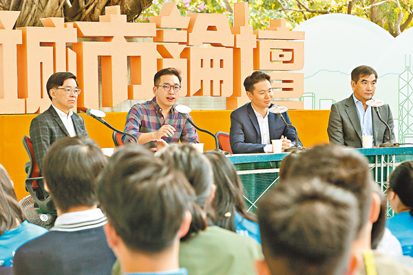 右起：鍾國斌、周浩鼎、楊岳橋及李秀恒出席《城巿論壇》。