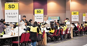 新華社照片,香港,2016年12月12日 香港特區新一屆行政長官選委會委員全部產生 12月12日,工作人員在香港亞洲博覽館的中央點票區點票。 當日,隨著香港特區新一屆行政長官選舉委員會(選委會)界別分組一般選舉結果揭曉,特區新一屆選委會成員全部產生。按照安排,他們將於明年3月投票選出香港特區下一屆行政長官。本屆選舉共有約10.7萬人投票,投票率約為46%,投票及點票過程順暢。 新華社記者呂小煒攝