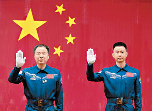 國務院昨日決定，給景海鵬（左）及陳冬頒發「航天功勳獎章」。 資料圖片