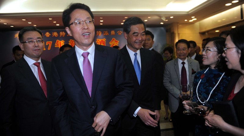 特區行政長官梁振英（左三）、中聯辦主任張曉明（左二）出席酒會，宋哲（左一）熱情接待。