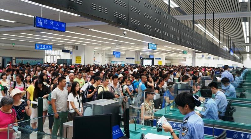 皇崗口岸出境大廳人頭湧湧 大公報記者石華攝