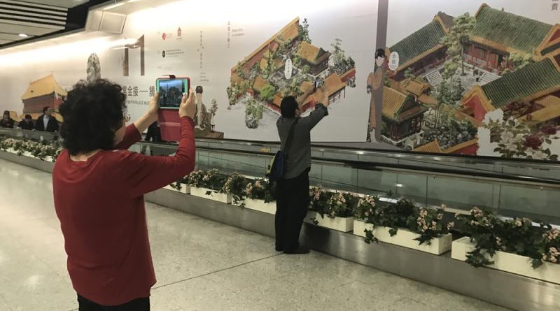 港鐵香港站的「故宮全接觸」展覽，吸引不少市民觀賞拍照/大公報記者曾敏捷攝