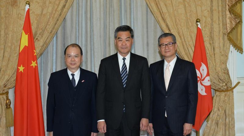 行政長官梁振英（中）昨日與新任政務司司長張建宗（左）及新任財政司司長陳茂波合照。