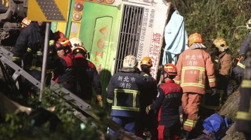 台灣30年來最嚴重公路事故，旅遊巴翻側釀32死。台灣30年來最嚴重公路事故，旅遊巴翻側釀32死。