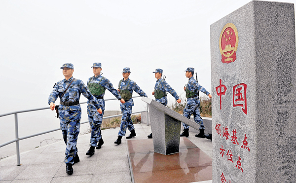 中國規劃到2020年再完成51個領海基點保護範圍的選劃。圖為官兵在佘山島領海基點界碑前巡邏。 資料圖片