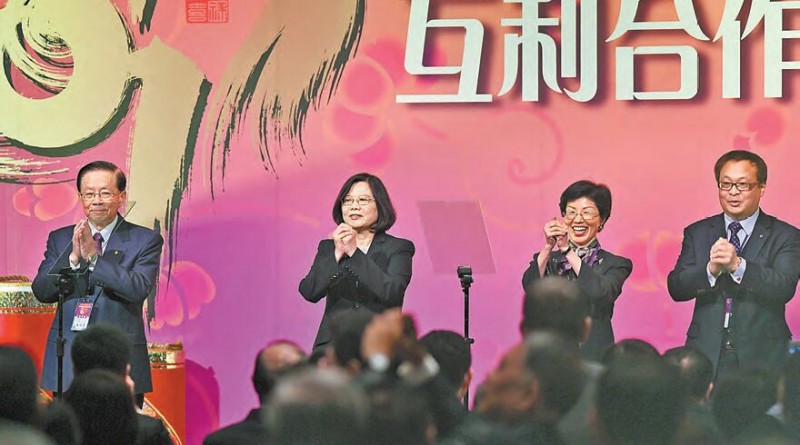 蔡英文（左二）與陸委會主委張小月（右二）、海基會董事長田弘茂（左一）與台商相互拜年。