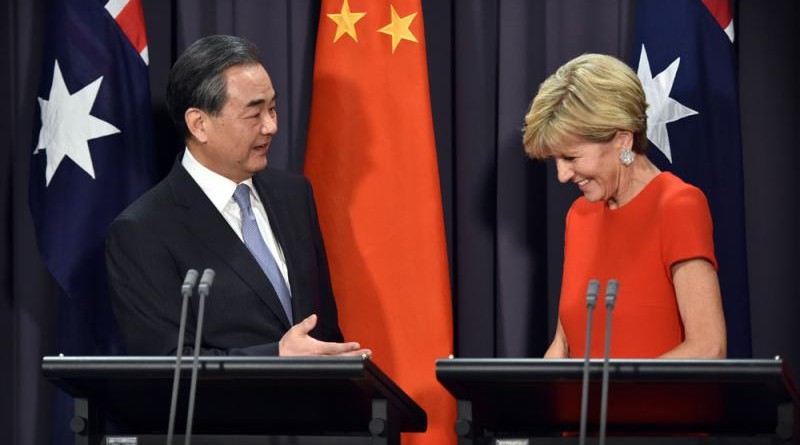 中國外交部長王毅（左）7日在堪培拉與澳洲外長畢曉普共同會見記者\法新社