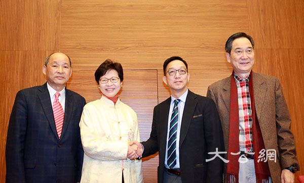 鄉議局今日分別和三名行政長官參選人見面，林鄭月娥早上到場，和鄉議局成員握手。/記者麥潤田攝